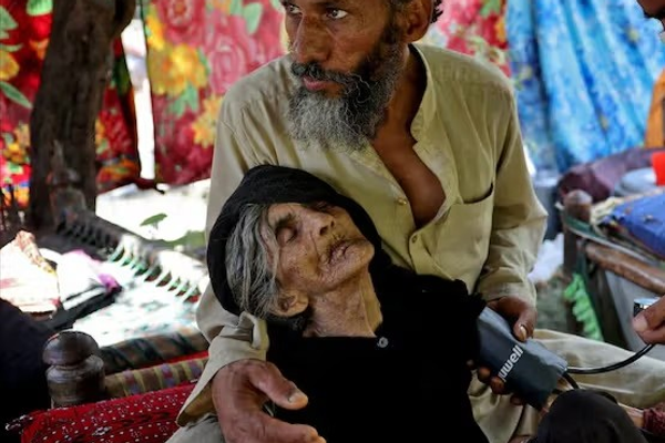 تحذير من طالبان للمنظمات الإغاثية بشأن تقديم المساعدة للنساء بعد الزلزال