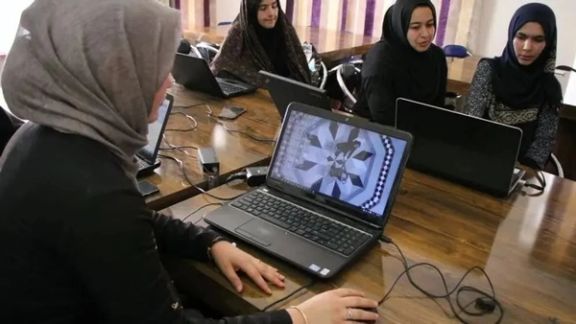 اکبر موسسه: د افغان مېرمنو پر کار بنديز کې روغتيايي او ښوونيز بنسټونه شامل نه دي