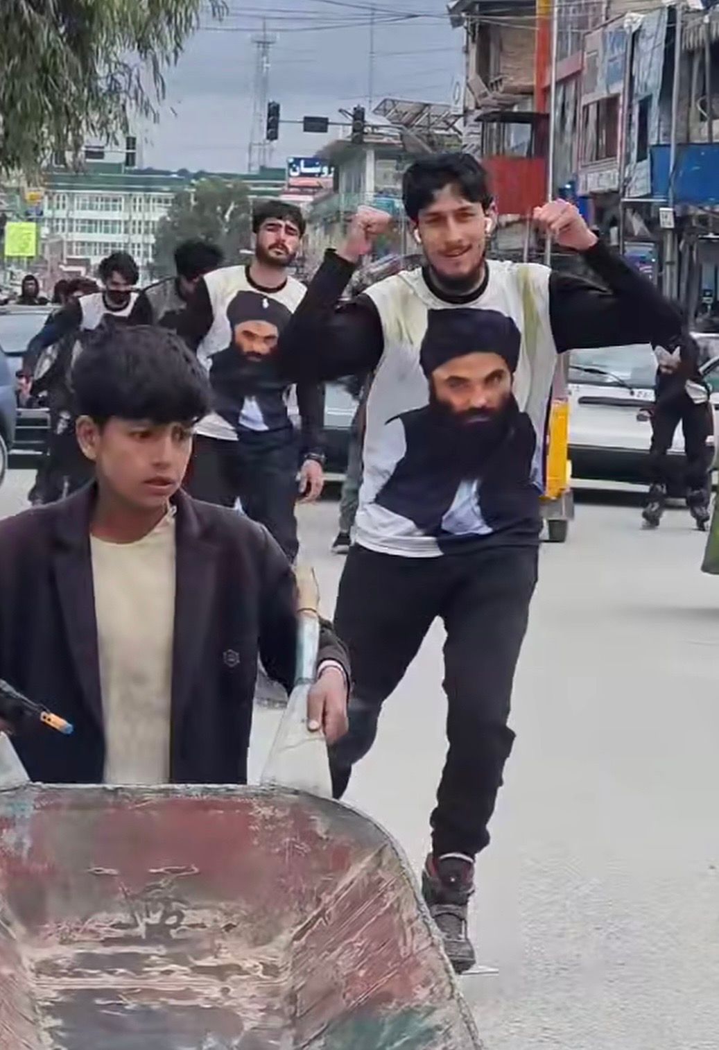 د تنکي زلمیانو پر سینې د حقاني انځور؛ یاران سکیټ جلال اباد کې ننداره وړاندې کړه