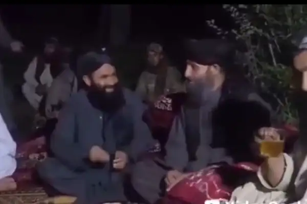 خنده هیئت طالبان در فاتحه قربانیان سیلاب نورستان خشم بزرگان قومی را برانگیخت