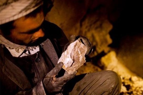 په بدخشان کې د سرو زرو درې کان کیندونکي د ځمکې ښویېدو له امله مړه شوي