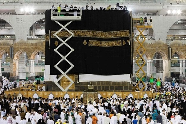 د کعبې د غلاف «پوښ» بدلولو مراسم نن ترسره شول