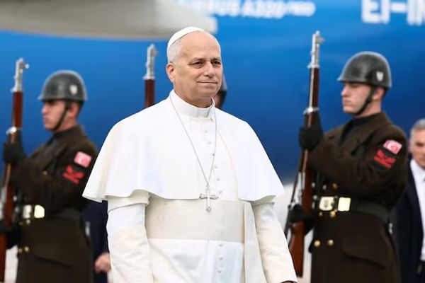 پاپ لیو په خپل لومړني بهرني سفر کې ترکیې ته تللی