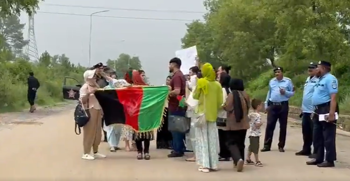 معترضان افغان در نزدیکی سفارت روسیه در اسلام‌آباد اعتراض کردند  