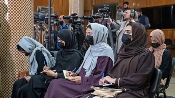 د طالبانو پراخه محدودیتونه؛ ښځینه خبریالانې له خپل مسلکي چاپېریال څخه لرې پاتې دي