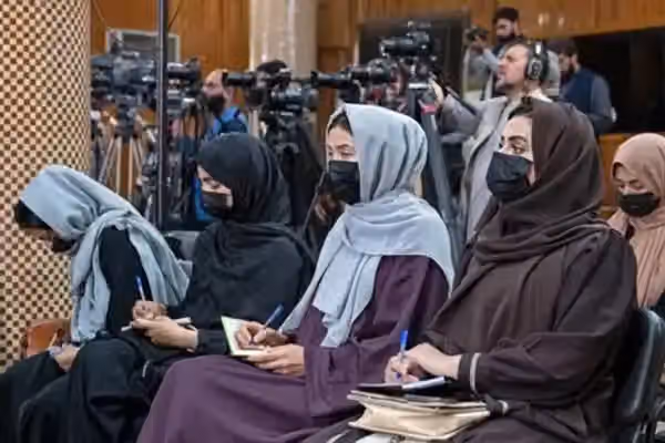 د طالبانو پراخه محدودیتونه؛ ښځینه خبریالانې له خپل مسلکي چاپېریال څخه لرې پاتې دي