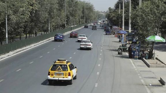 د کابل ښار ټکسي چلوونکي: طالبان له موږ څخه په زوره پیسې اخلي او غریبۍ ته مو نه پرېږدي