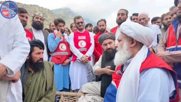 له پېښو سره د مبارزې د چمتووالي ادارې سرپرست د مزار درې زلزلهځپلي «ودېرو» کلي ته تللی