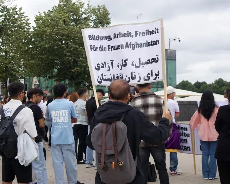 په جرمني کې مېشتو افغانانو د طالبانو له لوري پر ښځو د لګېدلو محدودیتونو پر ضد لاریون کړی 