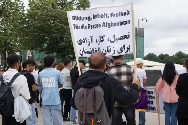 په جرمني کې مېشتو افغانانو د طالبانو له لوري پر ښځو د لګېدلو محدودیتونو پر ضد لاریون کړی