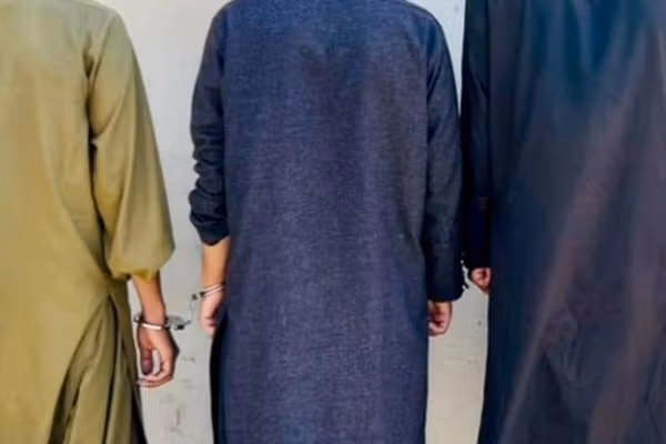 طالبان وايي په خوست کې یې یوه ډله نیولې چې په نظامي یونیفورم کې یې غلاوې کولې