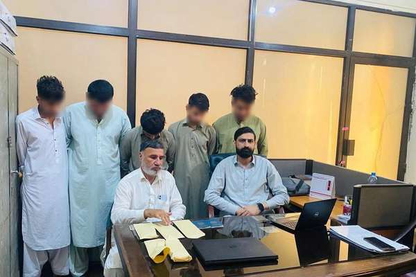 په پېښور کې پنځه تنه افغانان د جعلي اسنادو په تور نیول شوي