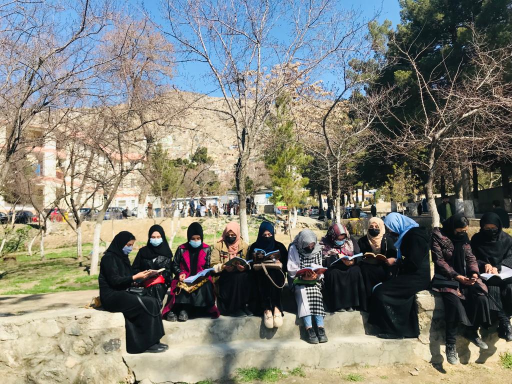 اعتراض نمادین به تصمیم طالبان؛ دانشجویان دختر پشت درهای بسته دانشگاه درس خواندند