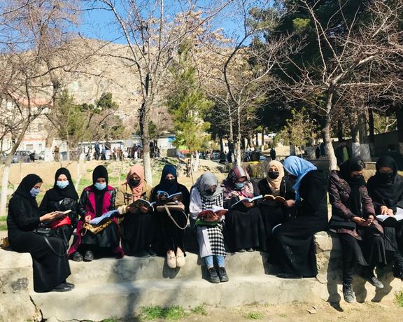 اعتراض نمادین به تصمیم طالبان؛ دانشجویان دختر پشت درهای بسته دانشگاه درس خواندند