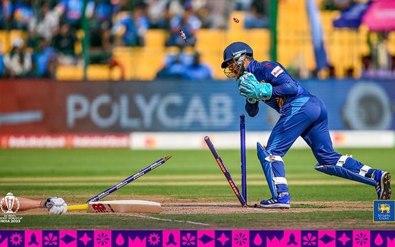 انګلنډ په کرېکټ نړیوال جام کې سریلانکا ته ۱۵۷ منډې هدف وټاکه