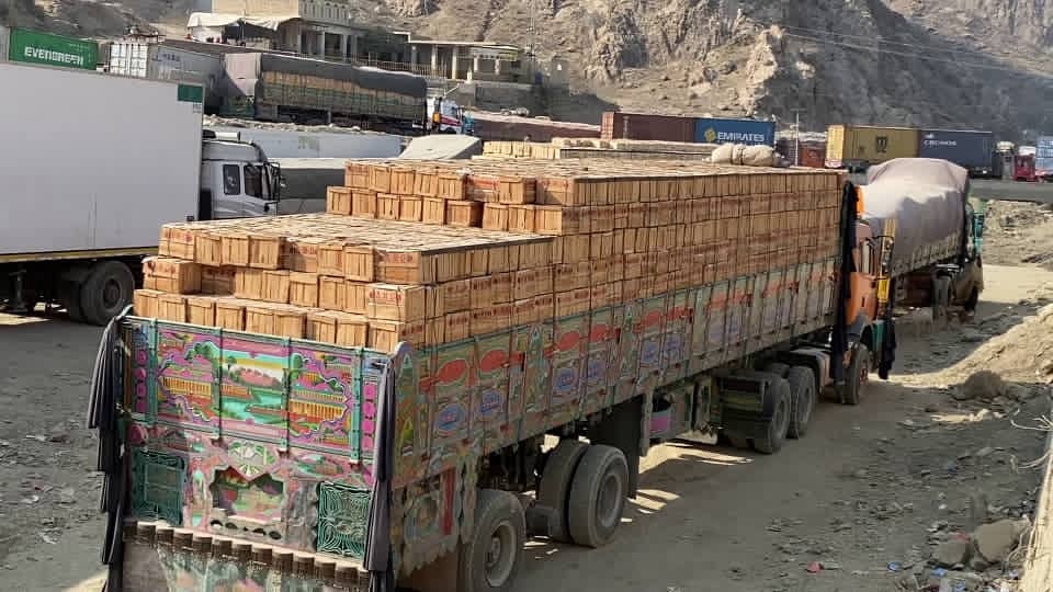 نیویارک ټایمز: د افغانستان او پاکستان ترمنځ سوداګریز کړکېچ خلک اقتصادي سقوط ته نږدې کړي