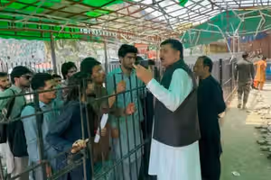 بیش از ۱۰۰ دانشجوی پاکستانی گیرمانده در افغانستان به کشور خود بازگشتند