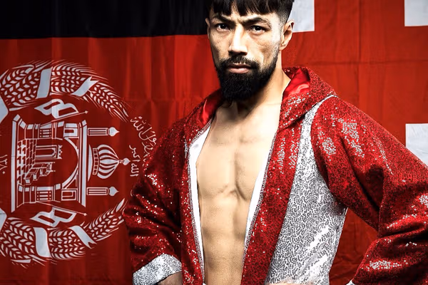 برد قاطع قیس خادمی؛ سیزدهمین پیروزی ستاره بوکس افغانستان در ناتینگهام