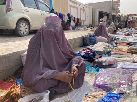 زرغونه او نورې ښځې په کندهار ښار کې زړې جامې پلوري