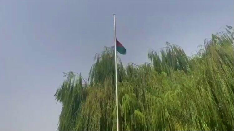 په تاجکستان کې افغان سفارت له زلزله‌ځپلو سره د خواخوږۍ په موخه درې رنګه بیرغ نیم‌ځوړند کړ