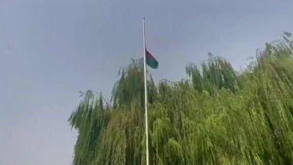 په تاجکستان کې افغان سفارت له زلزلهځپلو سره د خواخوږۍ په موخه درې رنګه بیرغ نیمځوړند کړ