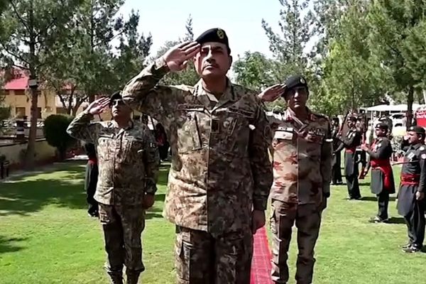 عاصم منیر: د ترهګرۍ پر وړاندې زموږ د پوځ روحیه عالي ده