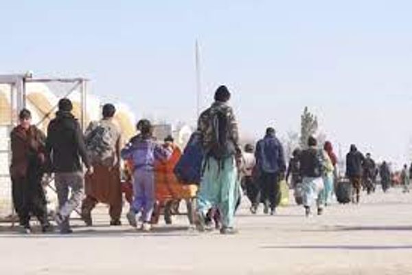طالبان: له ایران او پاکستان نه په تېره یوه ورځ کې نږدې ۱۷۰۰ کورنۍ افغانستان ته ستنې شوې