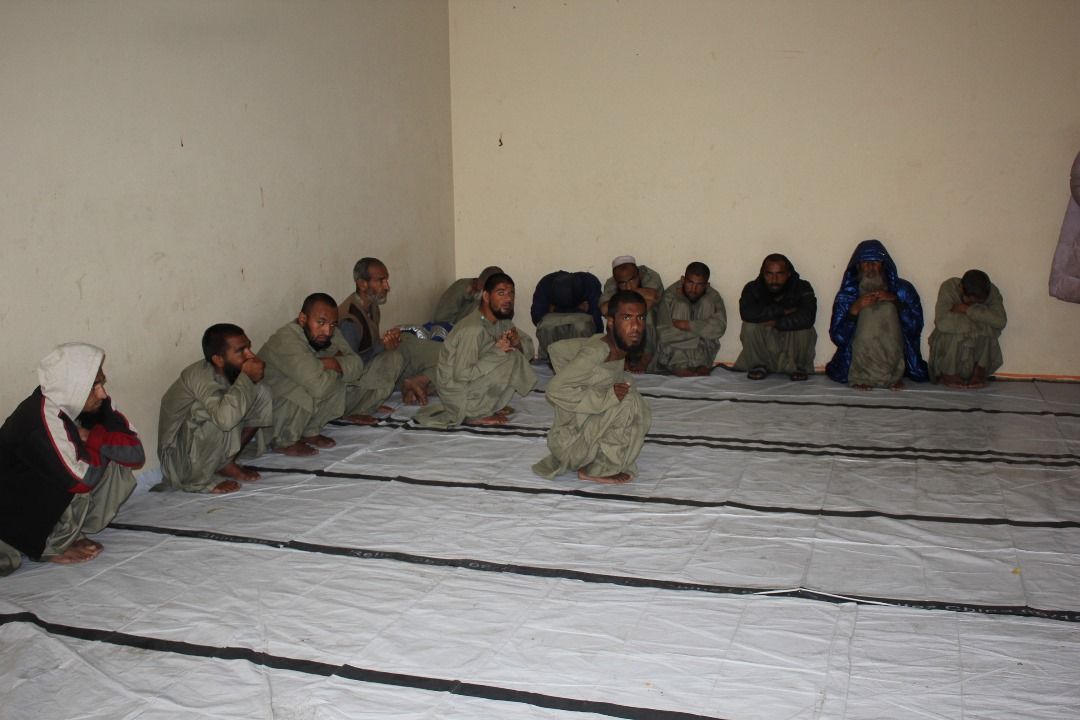 کندهار کې یو شمېر کورنۍ: طالبان د مرستون په بهانه مرستې اخلي خو د ناروغانو درملنه نه کوي