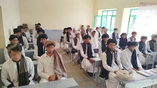 د پوهنې بهیر طالباني کول؛ زده کوونکي د طالبانو په ځانګړي یونیفورم کې ټولګیو ته لاړل