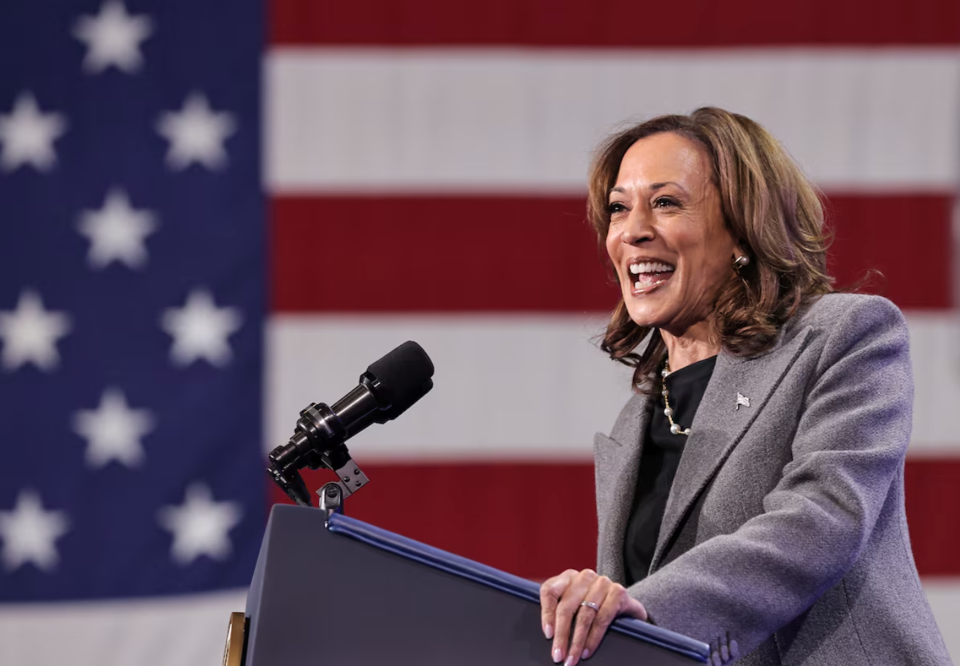 د امریکا ټاکنې؛ هرېس خپله ۶۰ مه کلیزه په کلیسا کې نمانځي، ټرمپ له مکډونالډ څخه لیدنه کوي