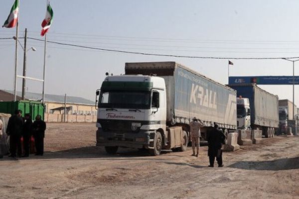 مسؤول إيراني يطالب بمضاعفة صادرات السلع إلى أفغانستان بعد استمرار إغلاق الحدود الباكستانية
