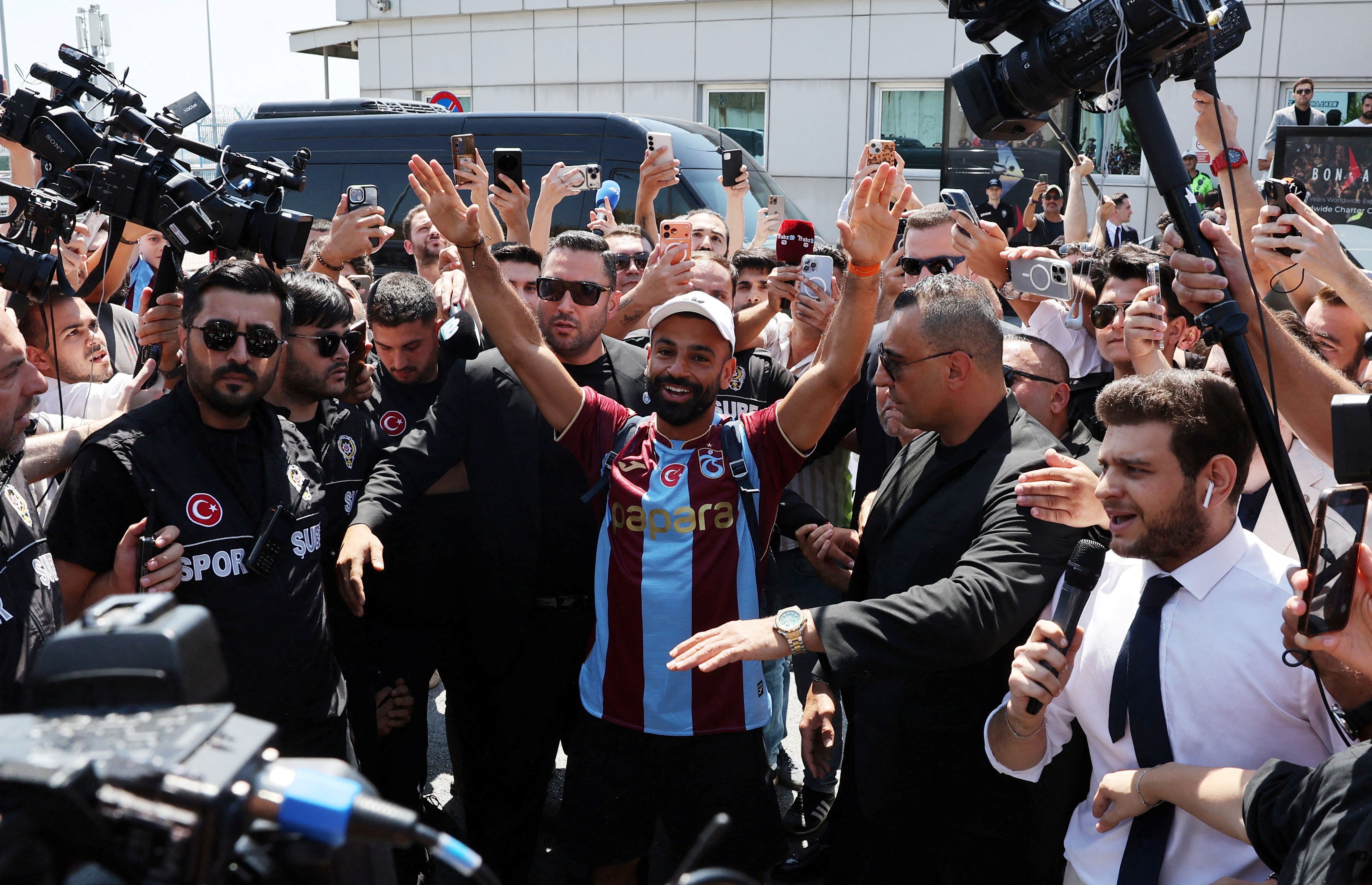 محمد صلاح در میان استقبال پرشور هواداران ترابوزان‌اسپور وارد ترکیه شد