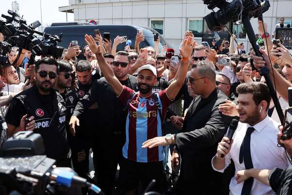 محمد صلاح در میان استقبال پرشور هواداران ترابوزاناسپور وارد ترکیه شد