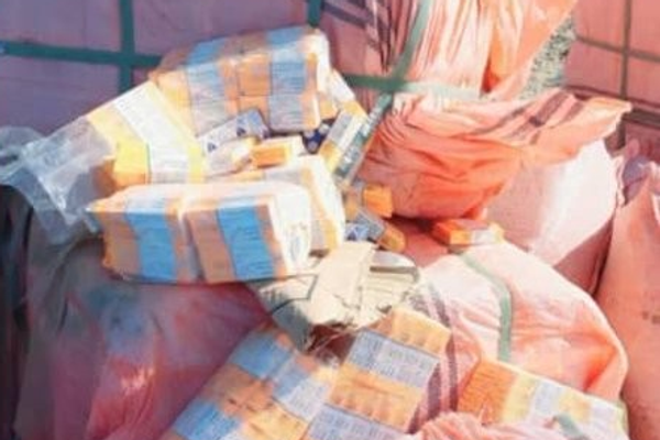 طالبانو په نیمروز کې تر ۳۰۰ کیلو ګرامه د ډېرو انساني درملو د قاچاق مخه نیولې