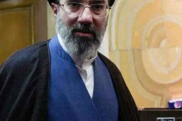 فاکسنیوز: مجتبی خامنهيي د ژوندي پاتې کېدو لپاره د «بنلادن له طریقې» کار اخلي