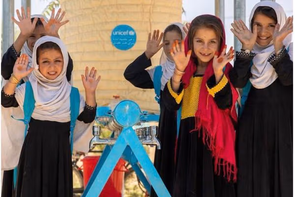 یونیسف: په ۲۰۲۵ کال کې ۲،۱ میلیون افغانانو پاکو اوبو ته لاسرسی موندلی