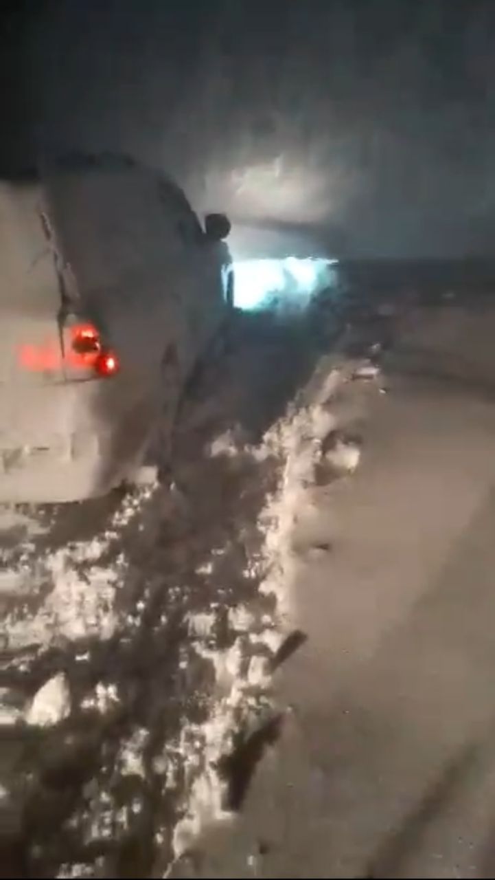 په بامیان کې د درنې واورې له امله د حاجیګک کوتل لاره بنده شوې او یو شمېر کسان بند پاتې دي