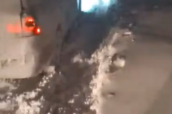 په بامیان کې د درنې واورې له امله د حاجیګک کوتل لاره بنده شوې او یو شمېر کسان بند پاتې دي