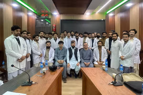 د پاکستان د طبي شورا پرېکړې په افغانستان کې زرګونه پاکستاني محصلین اندېښمن کړي