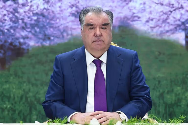 الرئيس الطاجيكي يعزي أسرة مواطنة قُتلت بإطلاق نار من طالبان على الحدود