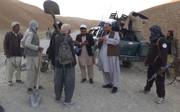 مردم یکاولنگ بامیان یک جاده ۲۰ کیلومتری را با هزینه شخصی بازسازی میکنند