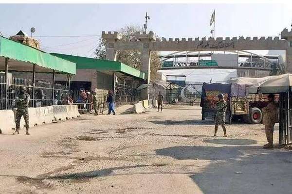 له پاکستان څخه اېستل کېدونکې افغان کورنۍ خپلې جونګړې هم ورانوي