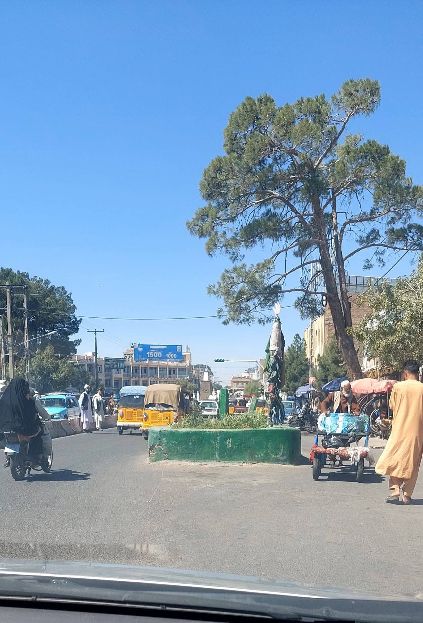 طالبان در هرات مقبره‌ای را از وسط جاده برداشت که باعث تصادف می‌شد