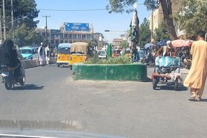 طالبان در هرات مقبرهای را از وسط جاده برداشت که باعث تصادف میشد