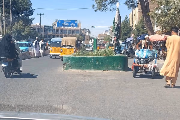 طالبان در هرات مقبرهای را از وسط جاده برداشت که باعث تصادف میشد