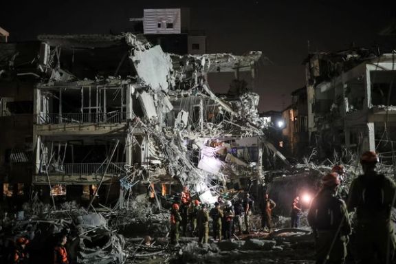 تصویری از یک ساختمان در اسرائیل که در حملات موشکی ایران تخریب شده است