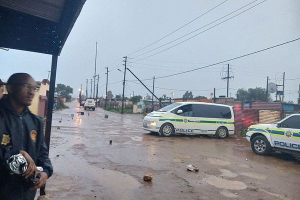 په سویلي افریقا کې د ډزو په پېښه کې نهه کسان وژل شوي او لس نور ټپیان دي