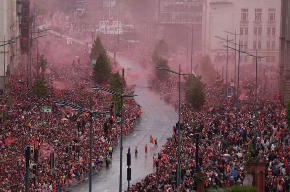 جشن شادی هواداران لیورپول که برای ۱۳۴ نفر و دهها نفر دیگر به روزی تلخ تبدیل شد
