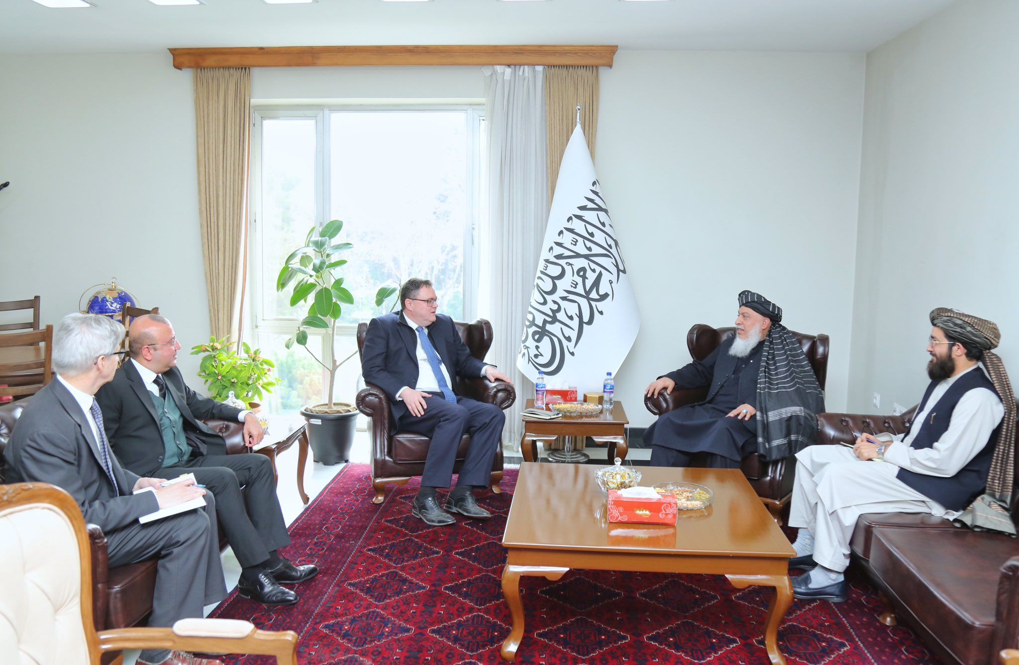 عباس ستانکزي د ناروې له شارژدافير سره لیدنه کې د خبرو له لارې د موضوعاتو د حل هیله کړې