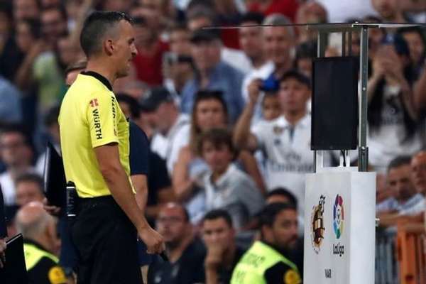 تغییر قانون داوری در لالیگا با اعتراض رئال؛ هر سرمربی دو بار میتواند داور را به چالش بکشد